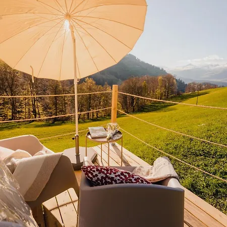 Campo de lujo Bubble-suite Hinter Einem Birnenbaum Mit Einzigartigem Blick Versam