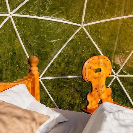 Bubble-suite Hinter Einem Birnenbaum Mit Einzigartigem Blick Versam