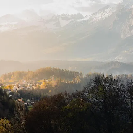 Bubble-suite Hinter Einem Birnenbaum Mit Einzigartigem Blick Campo de lujo